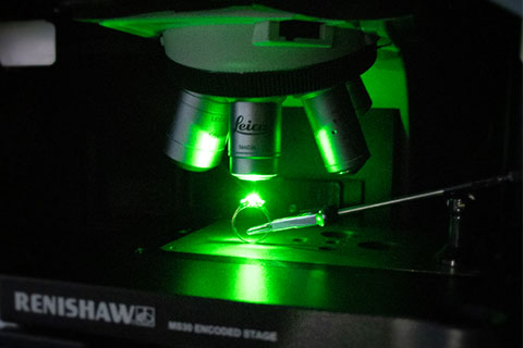 Microscopio Raman confocal inVia analizando una piedra preciosa